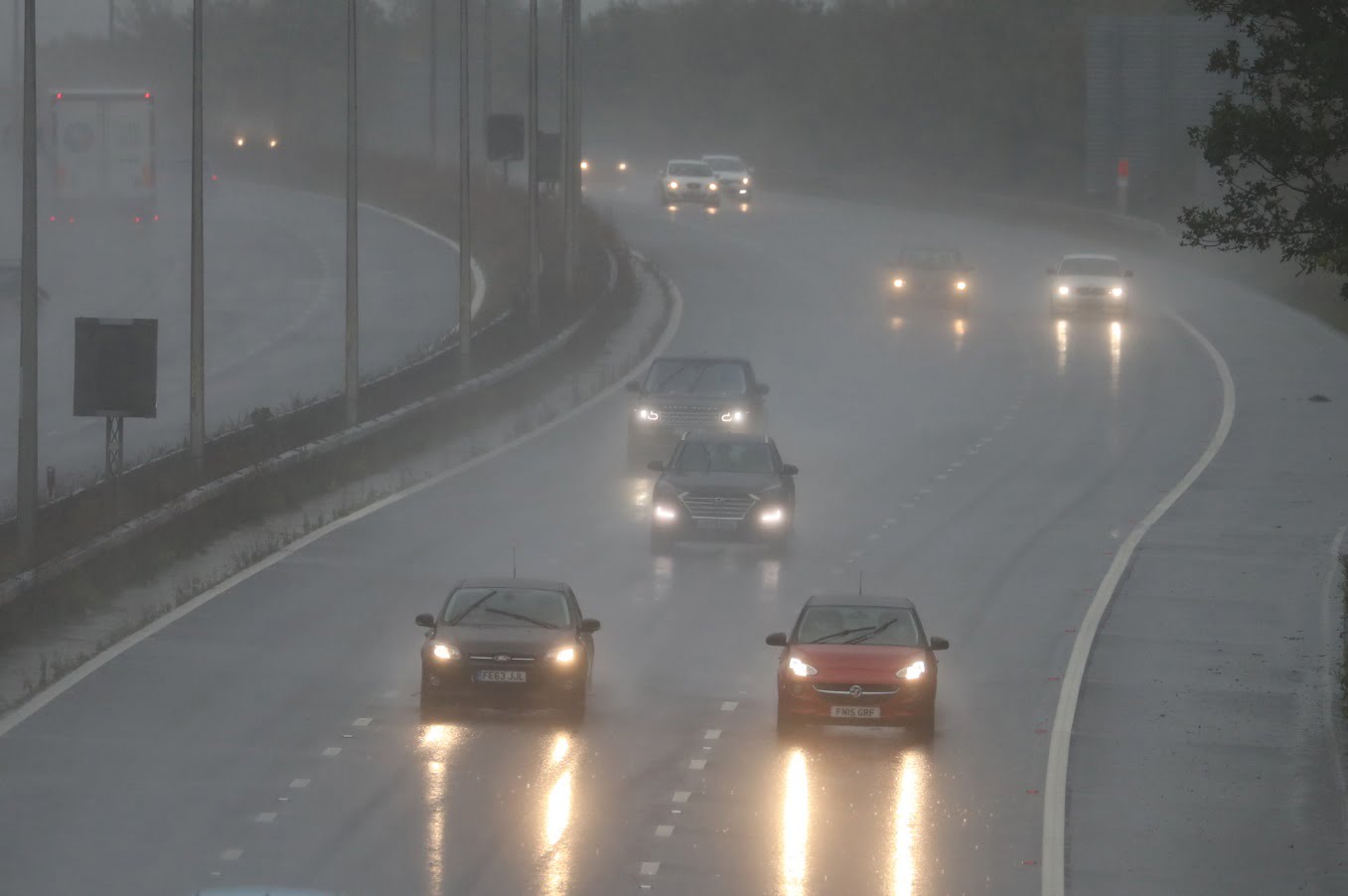 روشن کردن چراغ ها اصول رانندگی در هوای بارانی| AGU