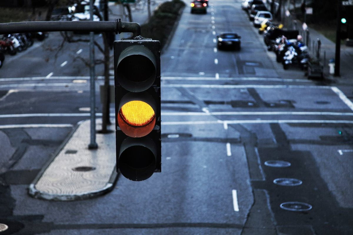 سرعت گرفتن موقع دیدن چراغ زرد از اشتباهات رانندگی | AGU